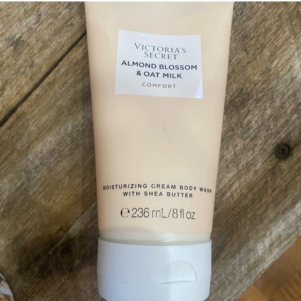 Victoria's Secret Almond Blossom & Oat Milk Body Wash - Picture 3 of 3